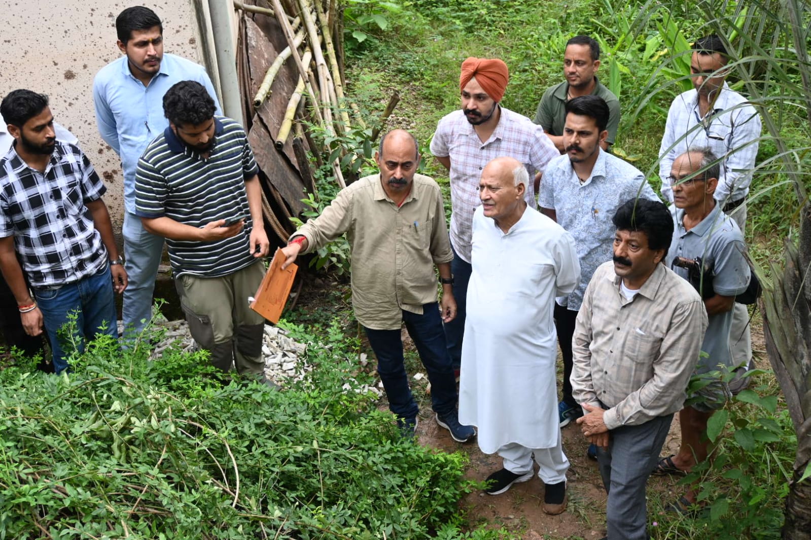 बरसात से प्रभावित क्षेत्र का दौरा करते हुए कृषि मंत्री।