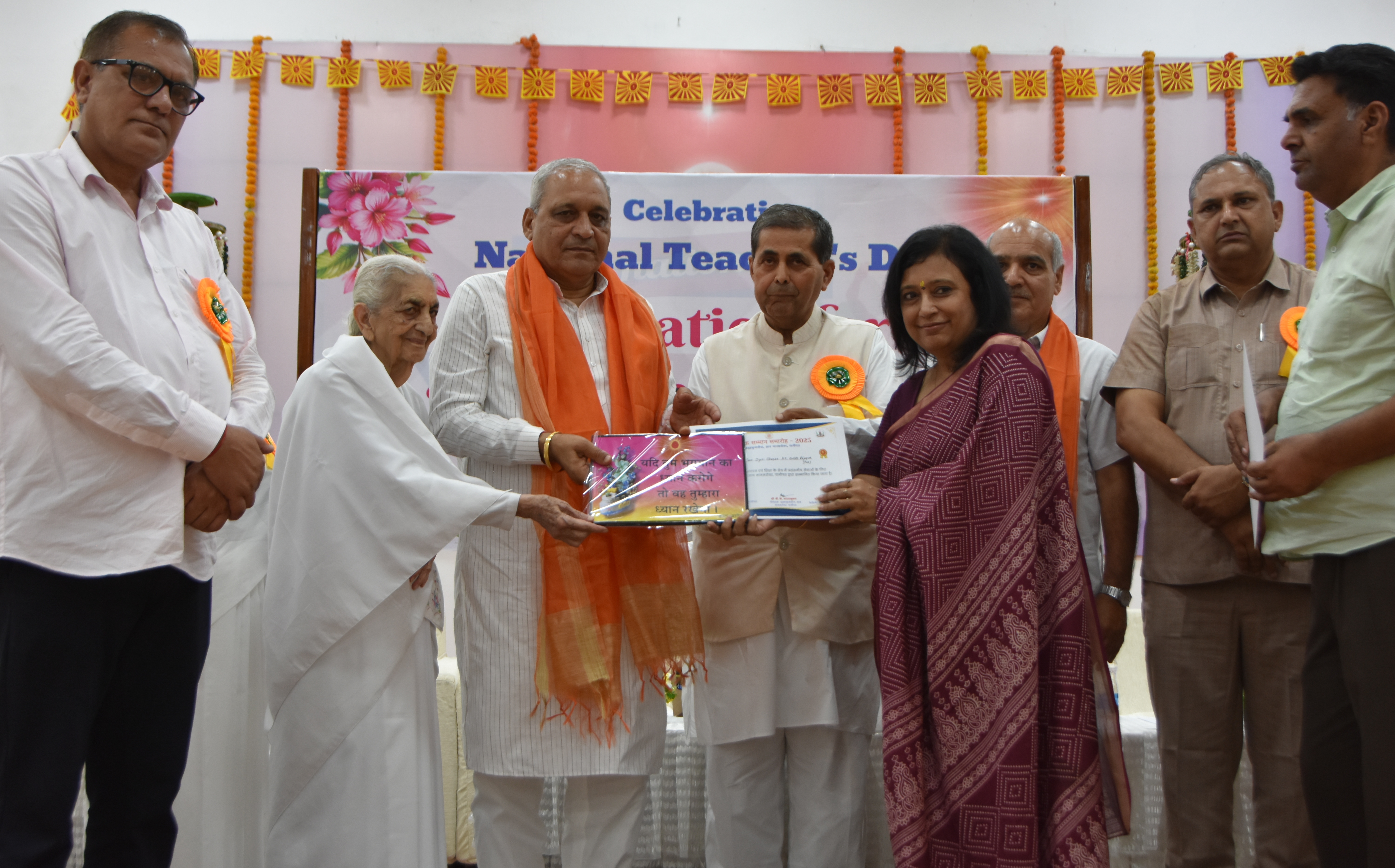 पानीपत में राष्ट्रीय शिक्षक दिवस पर शिक्षकों को सम्मानित करते केबिनेट मंत्री रणबीर गंगवा।