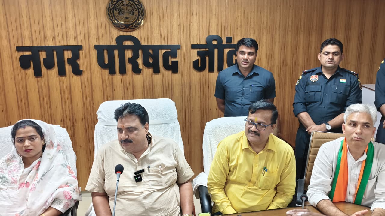 पत्रकारों से बातचीत करते हुए हरियाणा विधानसभा के डिप्टी स्पीकर डा. कृष्ण मिड्ढा, हरियाणा स्वच्छ भारत मिशन के कार्यकारी उपाध्यक्ष सुभाष चंद्र।