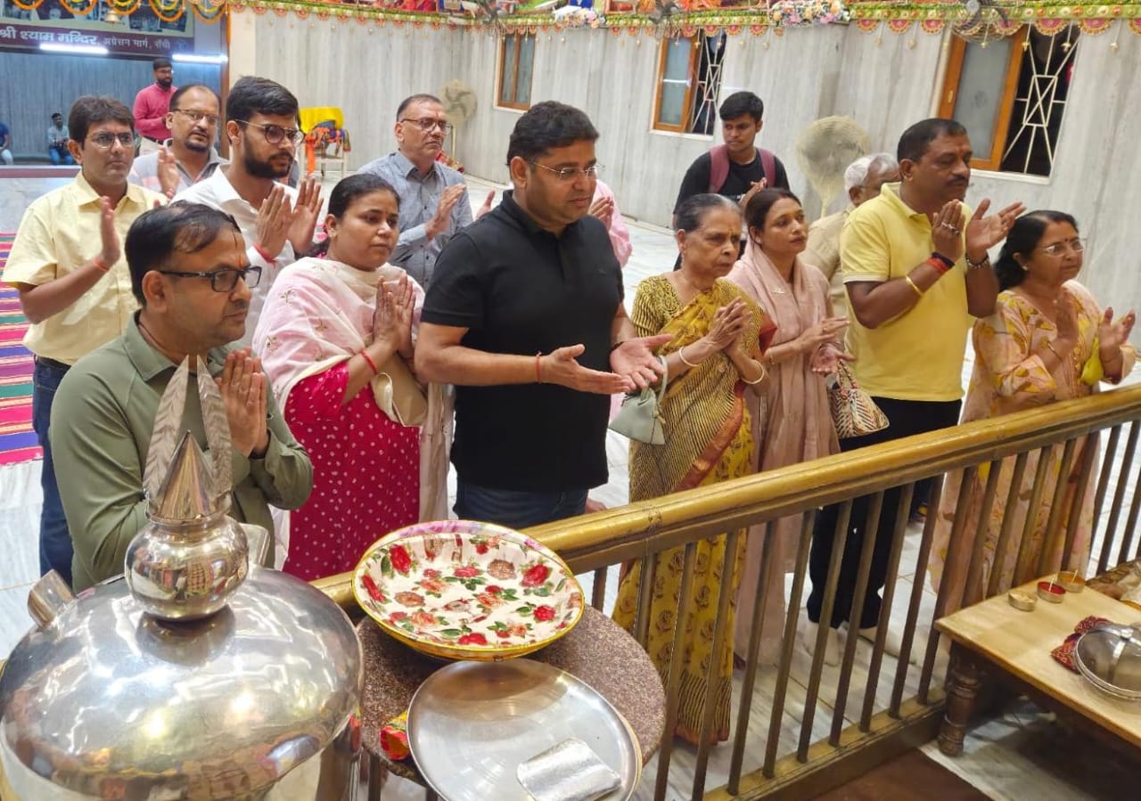 श्याम मंदिर में मौजूद श्रद्धालू श्याम मंदिर में मौजूद श्रद्धालू