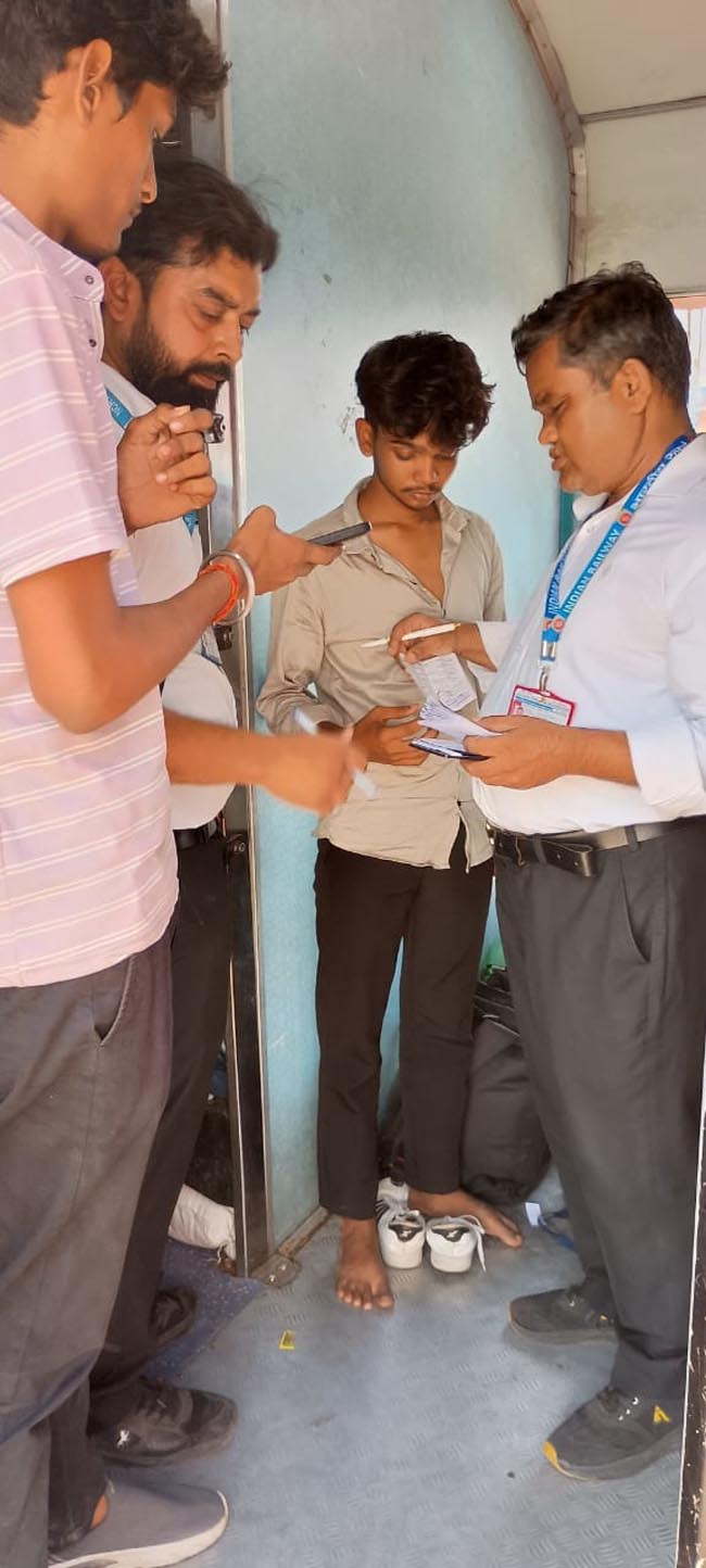 टिकट चेकिंग अभियान