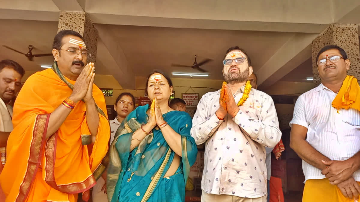 बाबा बासुकीनाथ में पूजा-अर्चना करती मुख्य सचिव