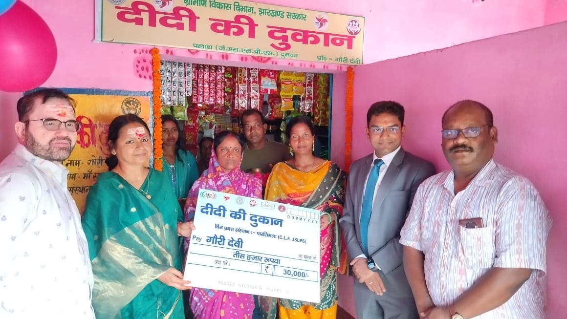 लाभुक को योजना का लाभ देती मुख्य सचिव