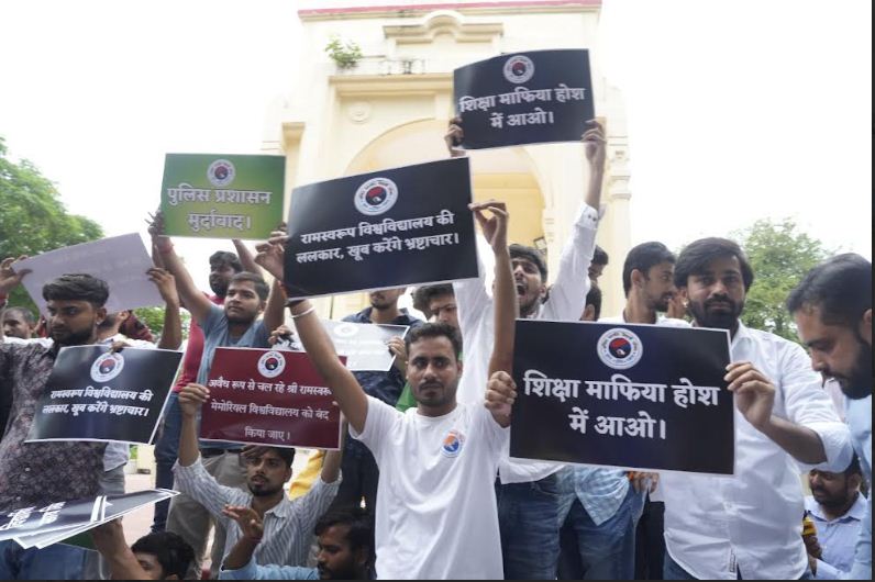लखनऊ में गांधी प्रतिमा के समक्ष प्रदर्शन करते अभाविप के कार्यकर्ता लखनऊ में गांधी प्रतिमा के समक्ष प्रदर्शन करते अभाविप के कार्यकर्ता