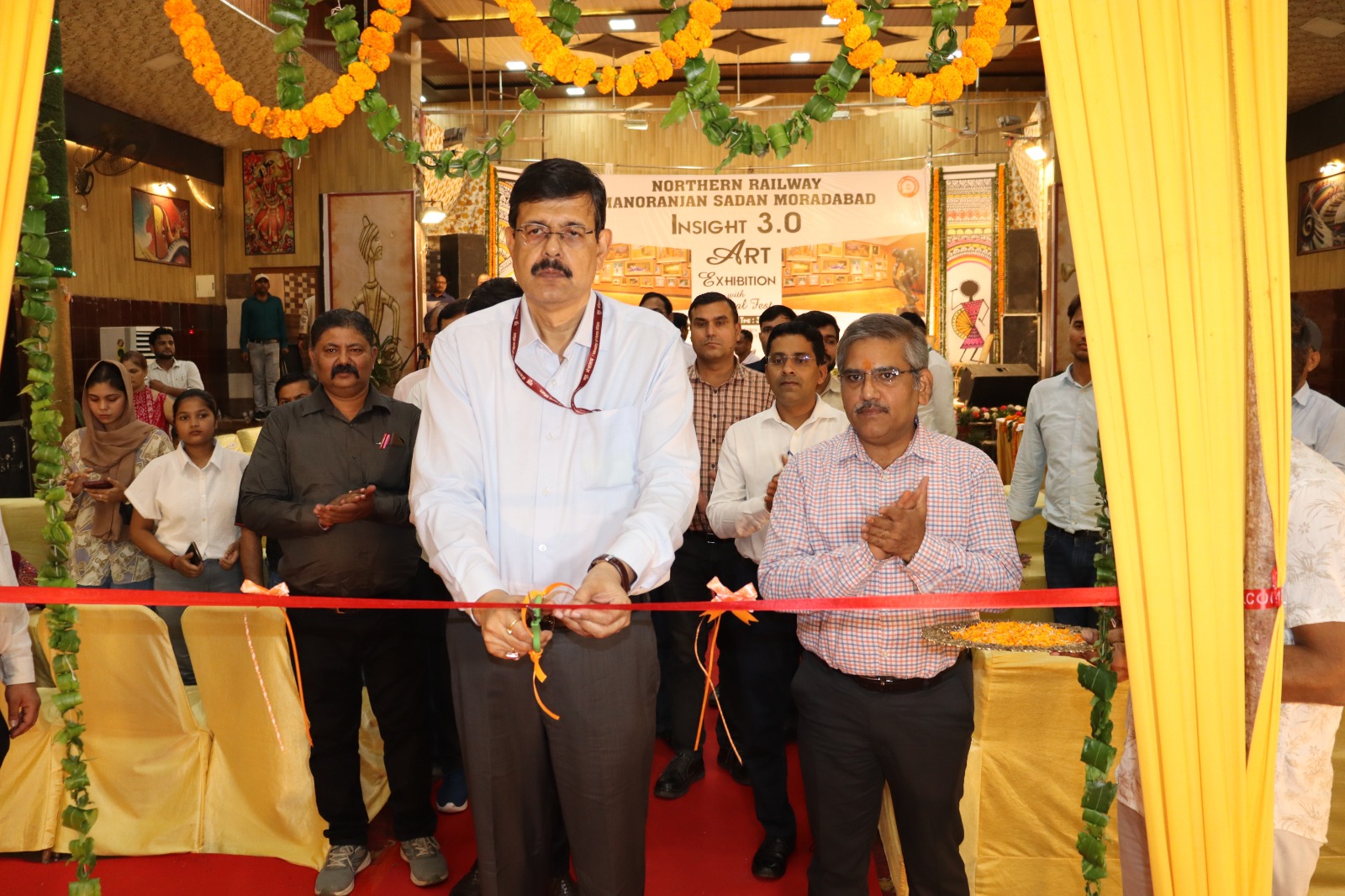 मनोरंजन सदन समिति, उत्तर रेलवे मुरादाबाद द्वारा चित्रकला प्रतियोगिता एवं आर्ट गैलरी का फीता काटकर शुभारंभ करते प्रधान मुख्य कार्मिक अधिकारी।