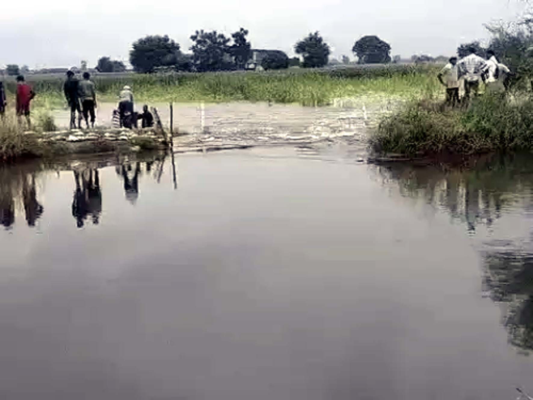 मंत्री रणबीर गंगवा के गांव गंगवा में टूटी ड्रेन।