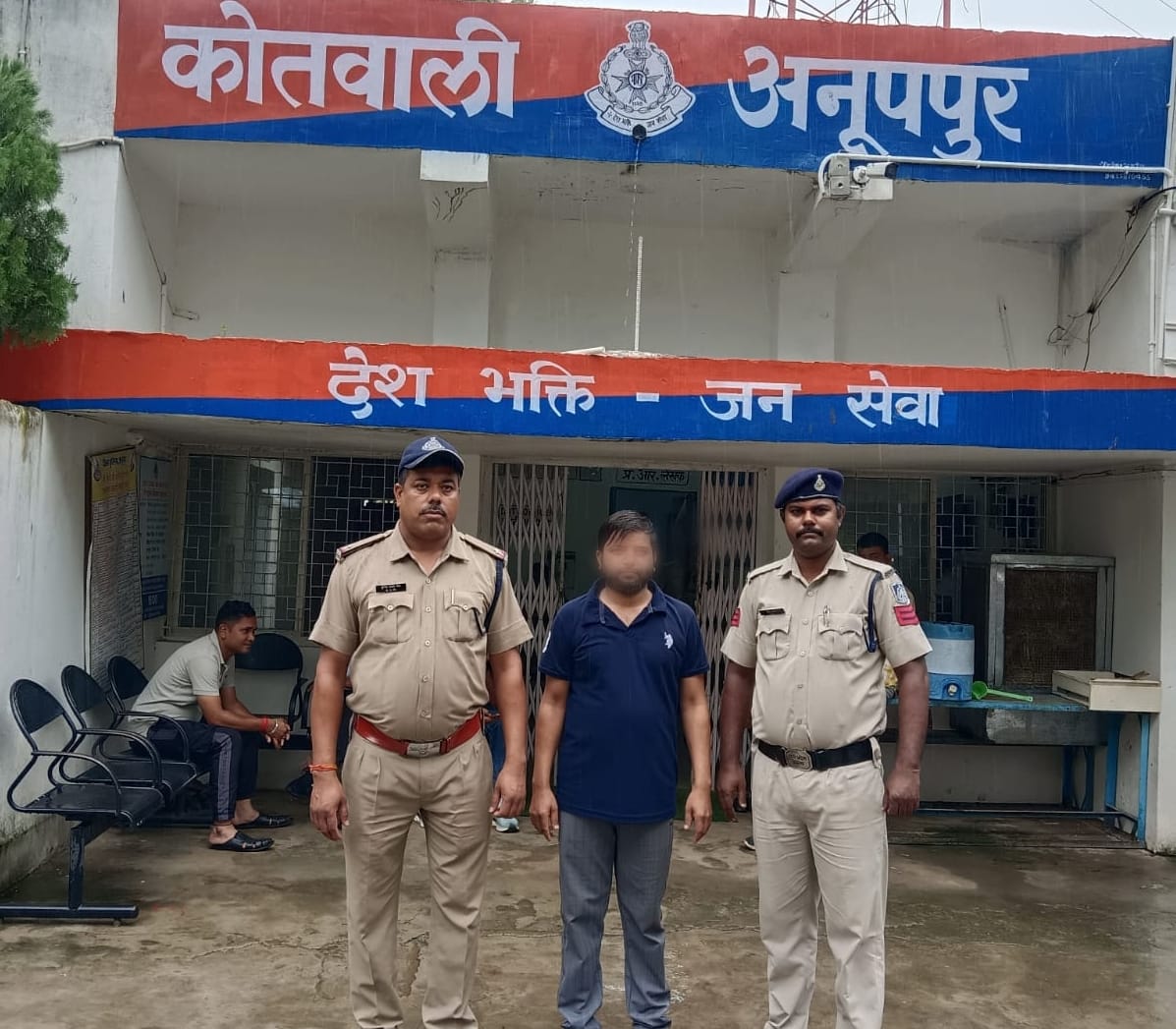 फरार आरोपी को गिरफ्तार कर न्यायालय ले जाते