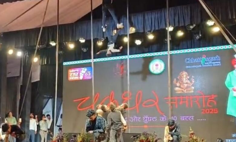 चक्रधर समारोह में बस्तर के साथियों का प्रदर्शन चक्रधर समारोह में बस्तर के साथियों का प्रदर्शन