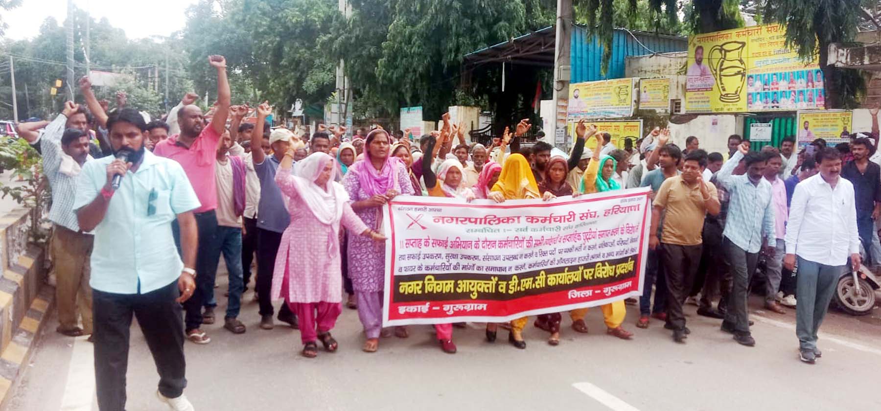 फोटो : गुरुग्राम में अपनी मांगों को लेकर प्रदर्शन करते सफाई कर्मचारी। फोटो : गुरुग्राम में अपनी मांगों को लेकर प्रदर्शन करते सफाई कर्मचारी।