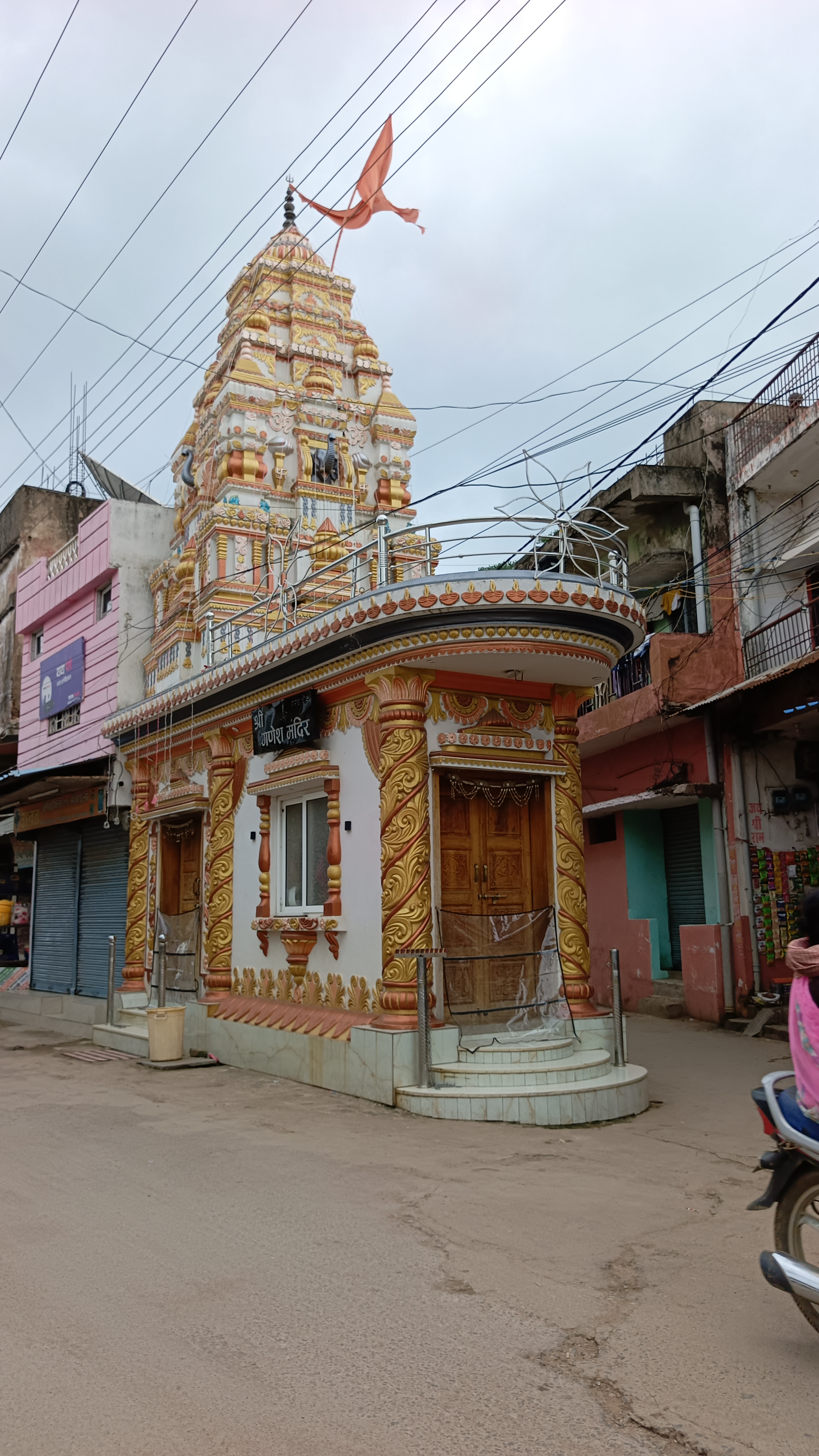 चौक में स्थित गणेश मंदिर। चौक में स्थित गणेश मंदिर।