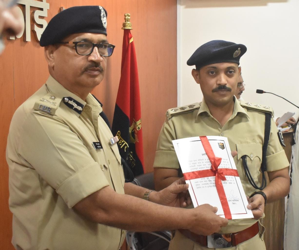 डीजीपी से सम्मान प्राप्त करते डीएसपी अभिनव पराशर डीजीपी से सम्मान प्राप्त करते डीएसपी अभिनव पराशर