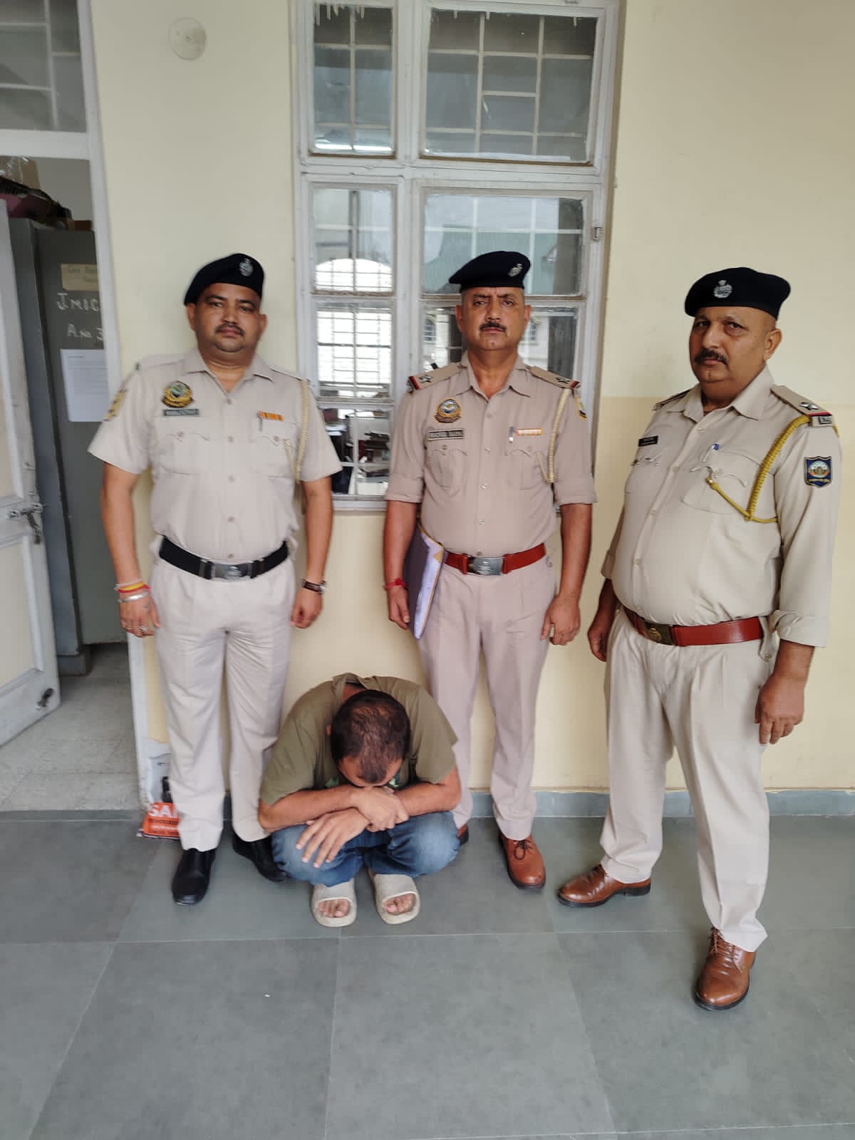 चिट्टे के साथ पकड़ा गया आरोपी।