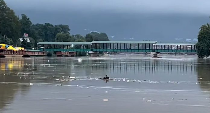 बडगाम के शालिना में हुई दरार के बाद एहतियात के तौर पर सात इलाकों के निवासियों से सुरक्षित स्थानों पर जाने का प्रशासन ने किया आग्रह बडगाम के शालिना में हुई दरार के बाद एहतियात के तौर पर सात इलाकों के निवासियों से सुरक्षित स्थानों पर जाने का प्रशासन ने किया आग्रह