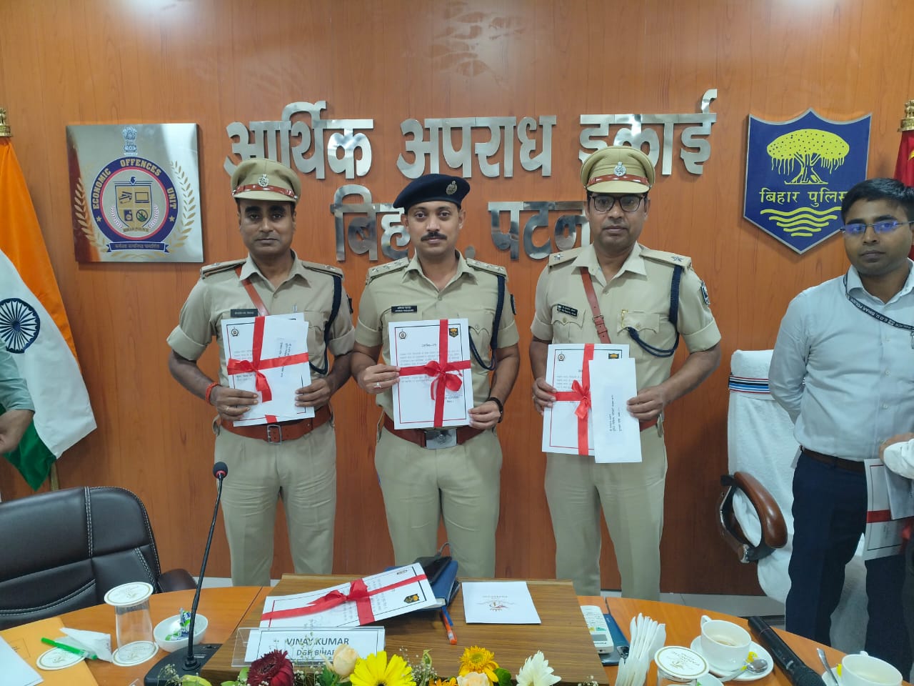 प्रशस्ति पत्र के साथ पुलिस कर्मी प्रशस्ति पत्र के साथ पुलिस कर्मी