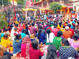 नयना देवी मंदिर में आयोजित नंदा चालीसा के पाठ में शामिल श्रद्धालु। नयना देवी मंदिर में आयोजित नंदा चालीसा के पाठ में शामिल श्रद्धालु।