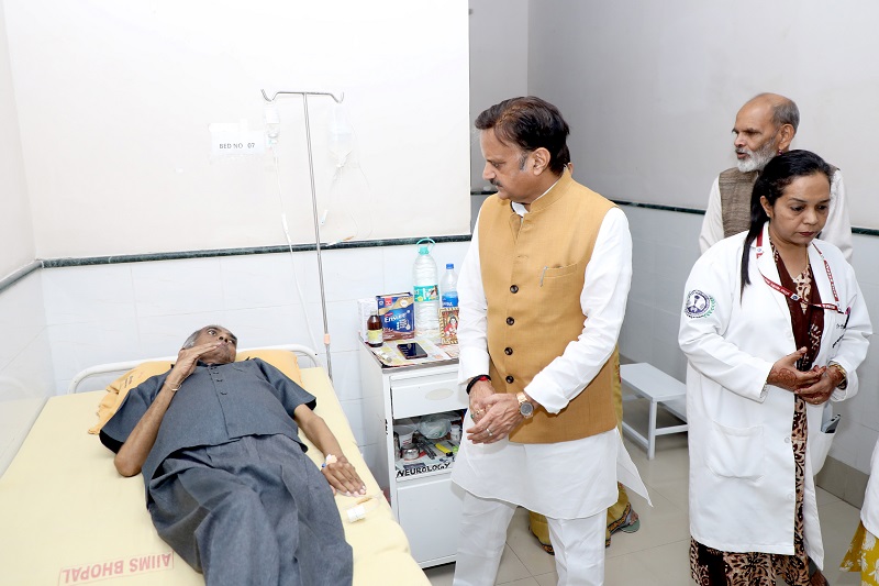 उप मुख्यमंत्री राजेन्द्र शुक्ल ने अस्पताल पहुंचकर पूर्व विधायक धीरेंद्र सिंह धीरू का कुशल क्षेम जाना उप मुख्यमंत्री राजेन्द्र शुक्ल ने अस्पताल पहुंचकर पूर्व विधायक धीरेंद्र सिंह धीरू का कुशल क्षेम जाना