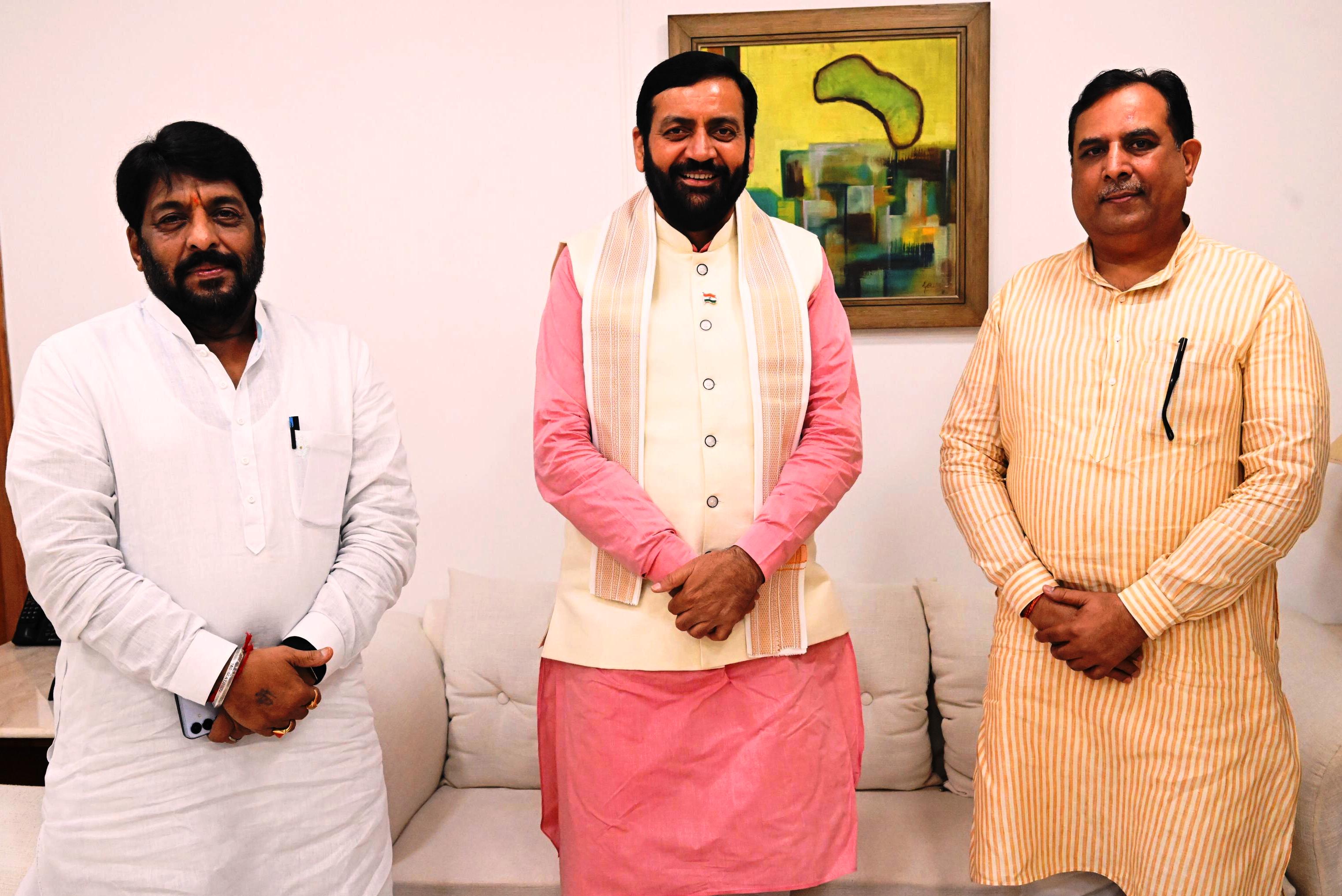 सीएम से मुलाकात करते पूर्व मंत्री गोपाल कांडा।