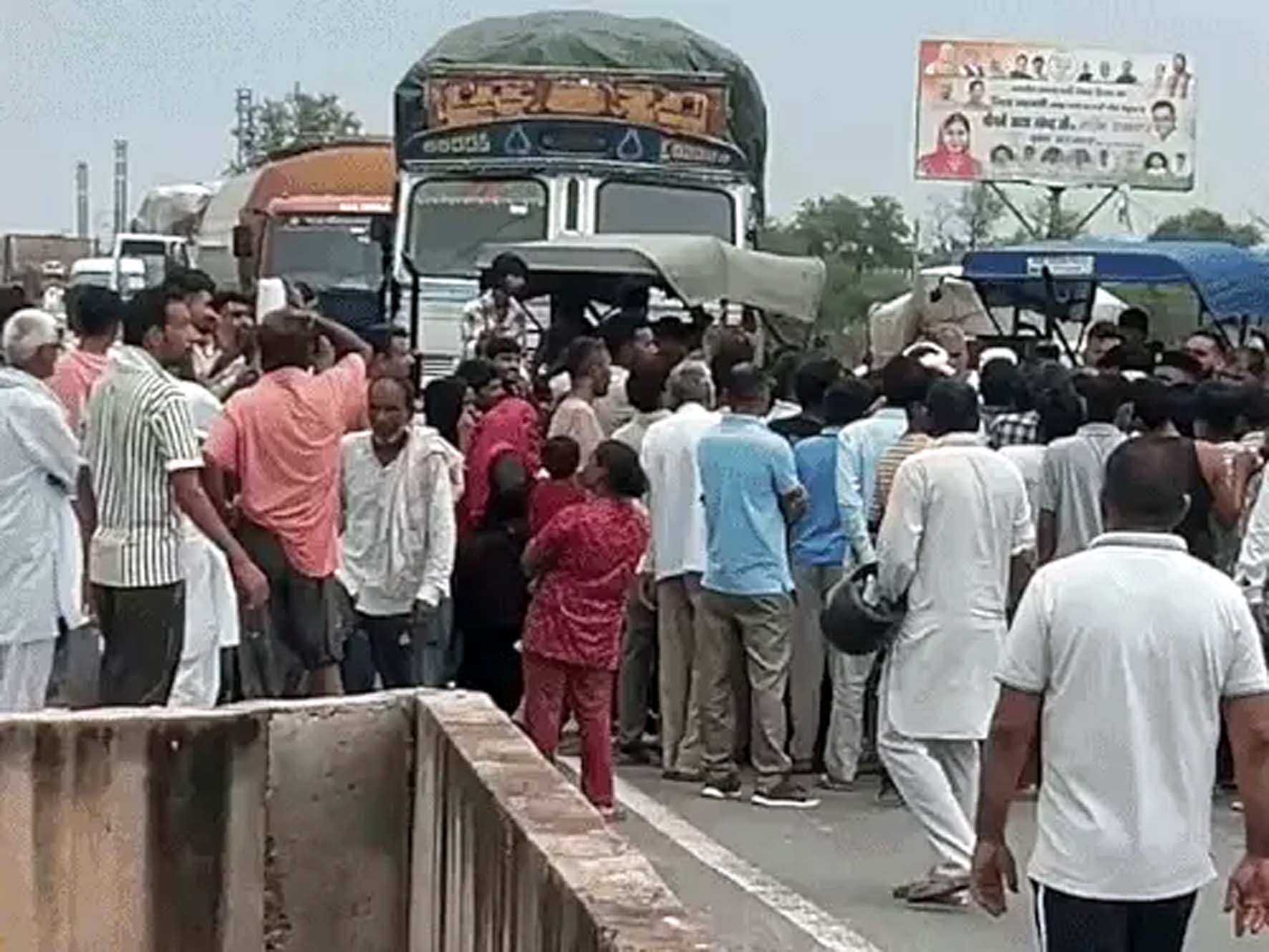 ड्रेन टूटने के रोषस्वरूप जाम लगाते ग्रामीण।