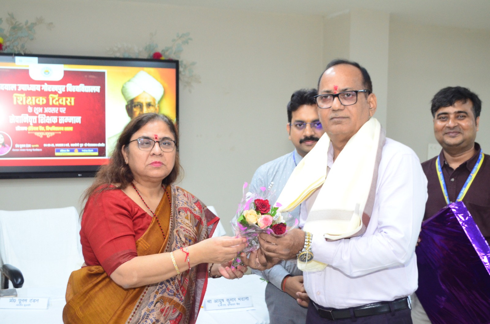 *शिक्षा जगत में अपनी महत्वपूर्ण उपलब्धियों और समर्पण के लिए सम्मानित हुए प्रोफेसर* *शिक्षा जगत में अपनी महत्वपूर्ण उपलब्धियों और समर्पण के लिए सम्मानित हुए प्रोफेसर*