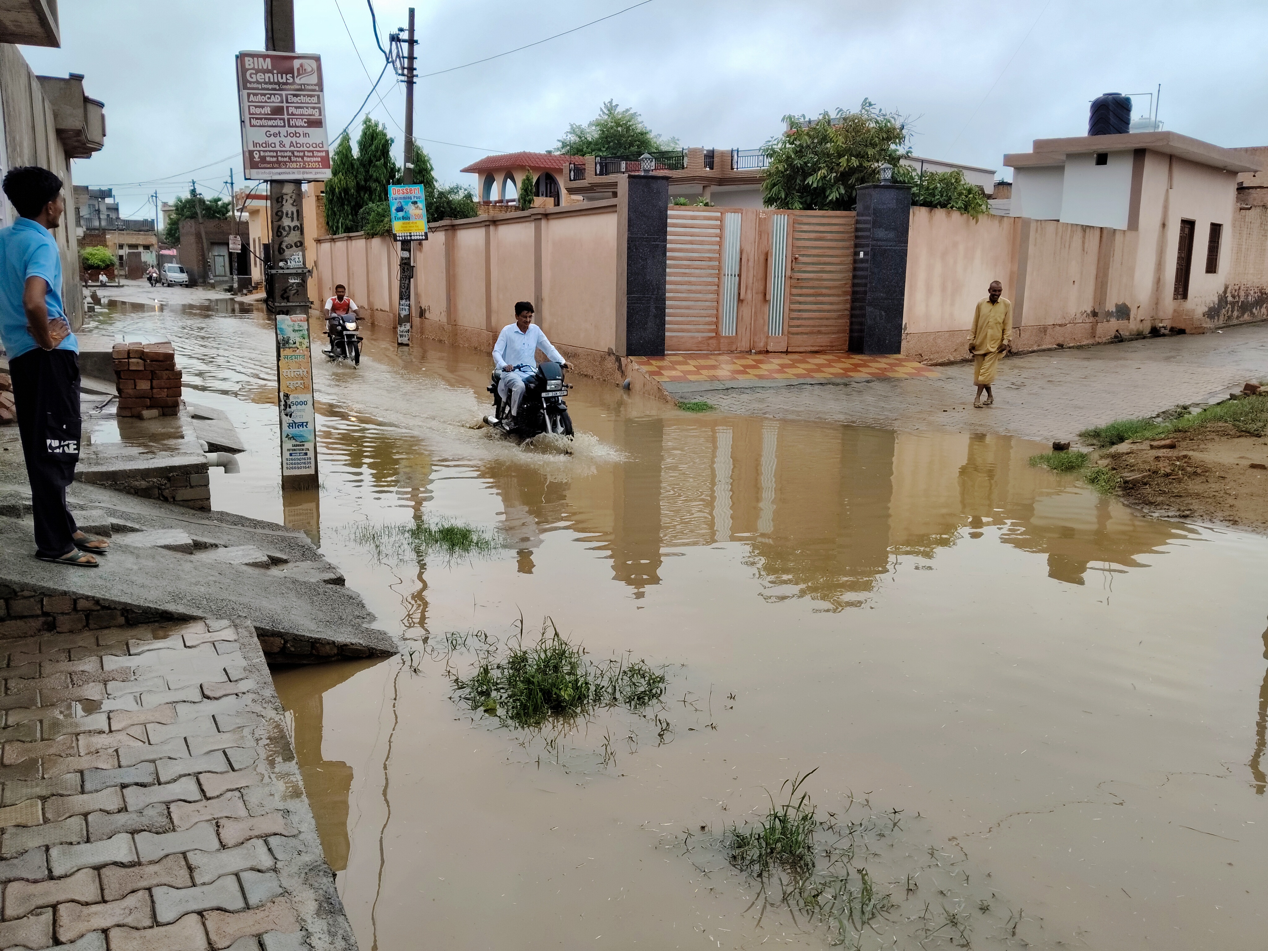 बरसात के बाद ग्रामीण क्षेत्रों में भरा पानी बरसात के बाद ग्रामीण क्षेत्रों में भरा पानी