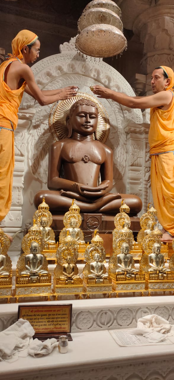 अभिषेक करते श्रद्धालु अभिषेक करते श्रद्धालु