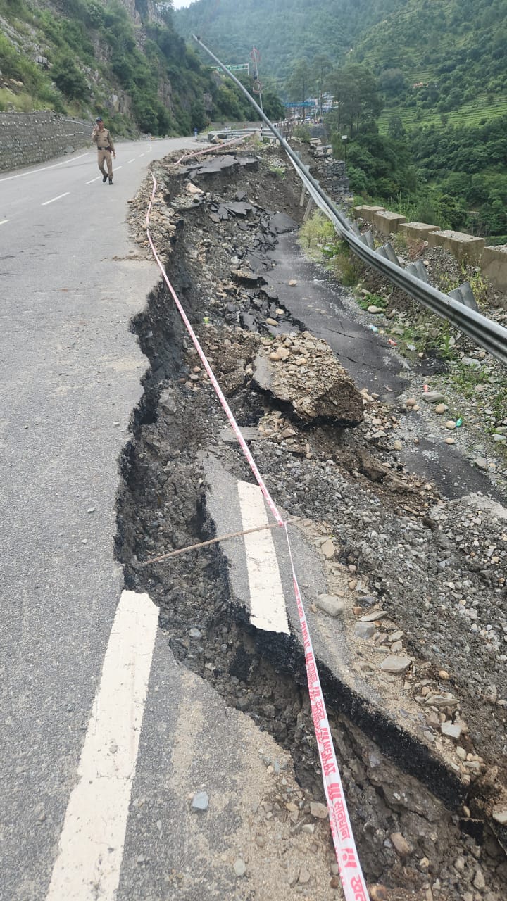 उत्तरकाशी भूस्खलन से यूं दरक रही सड़कें