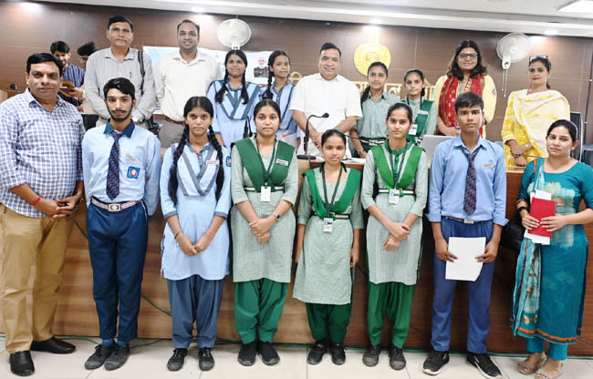 सोनीपत: प्रशासन से परिचय कार्यक्रम में  सरकारी स्कूलों के मेधावी बच्चों संग उपायुक्त