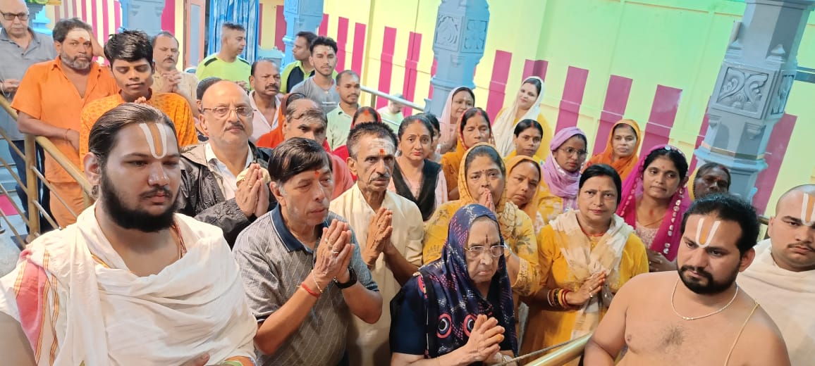 वेंकटेश मंदिर के अुनष्ठान में मौजूद श्रद्धालू वेंकटेश मंदिर के अुनष्ठान में मौजूद श्रद्धालू
