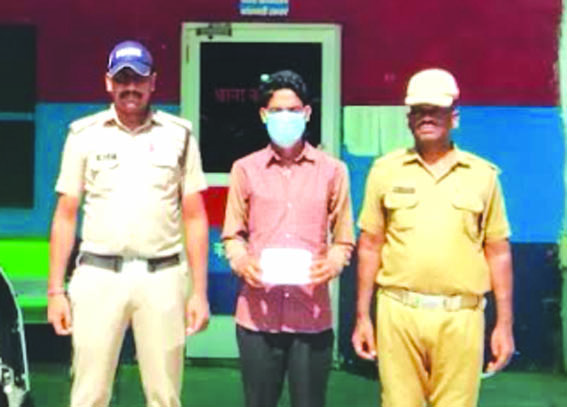 पुलिस गिरफ्त में आरोपित पुलिस गिरफ्त में आरोपित