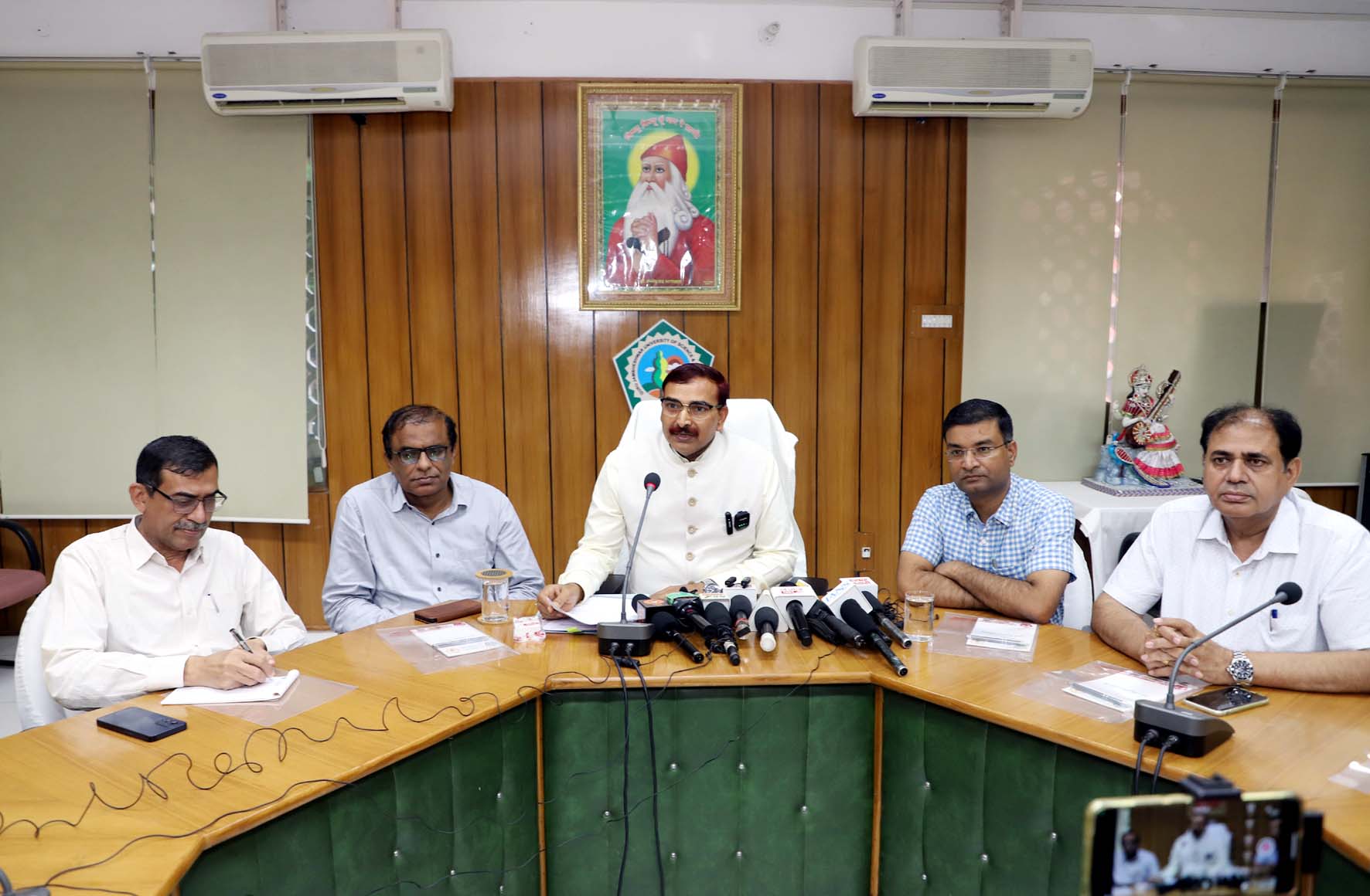 प्रैस वार्ता को सम्बोधित करते कुलपति प्रो. नरसी राम बिश्नोई।