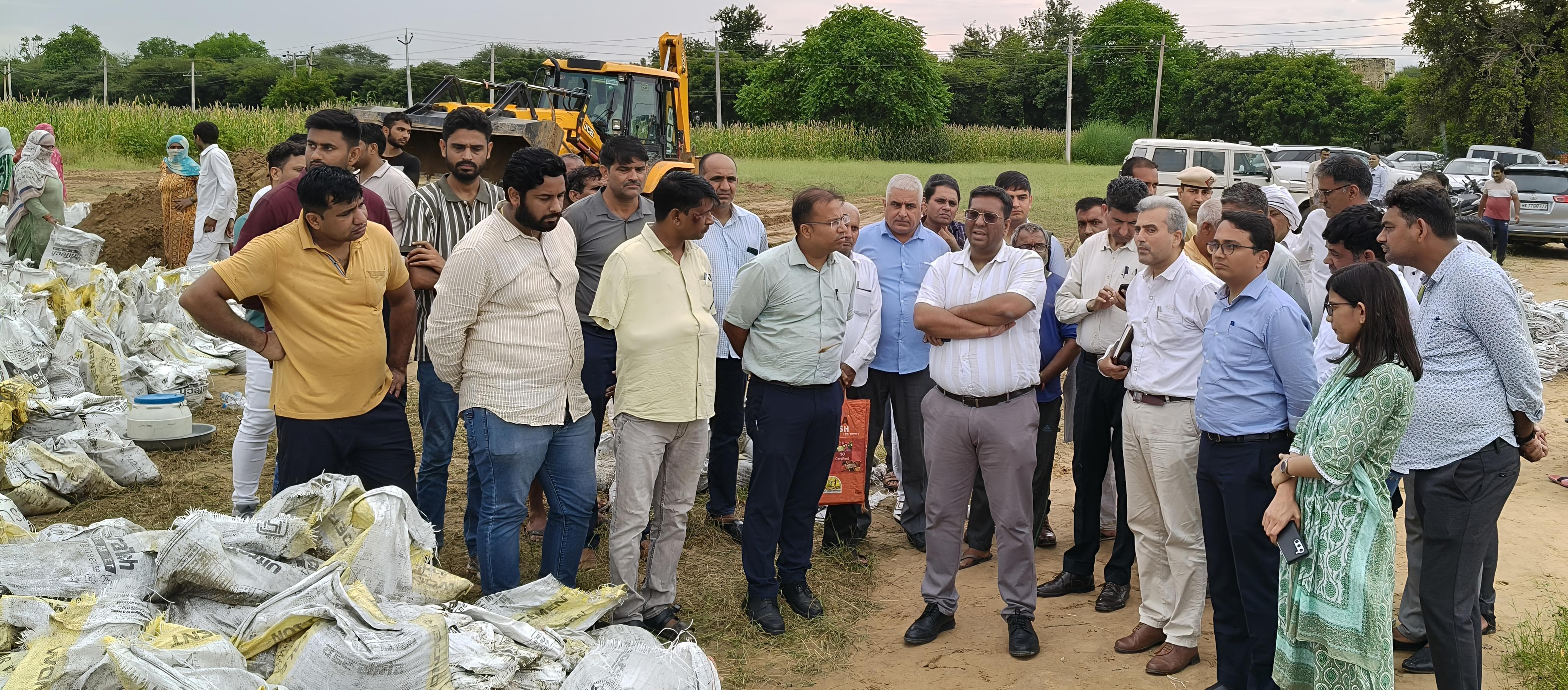 गांव कलोई के पास टूटी हुई ड्रेन नंबर-8 की मरम्मत करवाते उपायुक्त स्वप्निल रविंद्र पाटिल। गांव कलोई के पास टूटी हुई ड्रेन नंबर-8 की मरम्मत करवाते उपायुक्त स्वप्निल रविंद्र पाटिल।