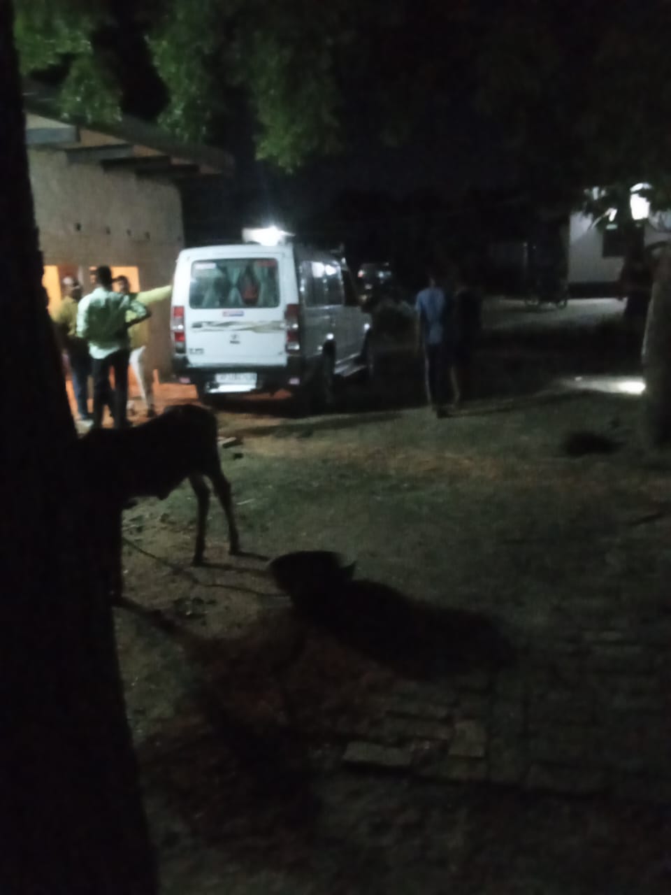 पीड़ित को ले जाते हुए पुलिस पीड़ित को ले जाते हुए पुलिस