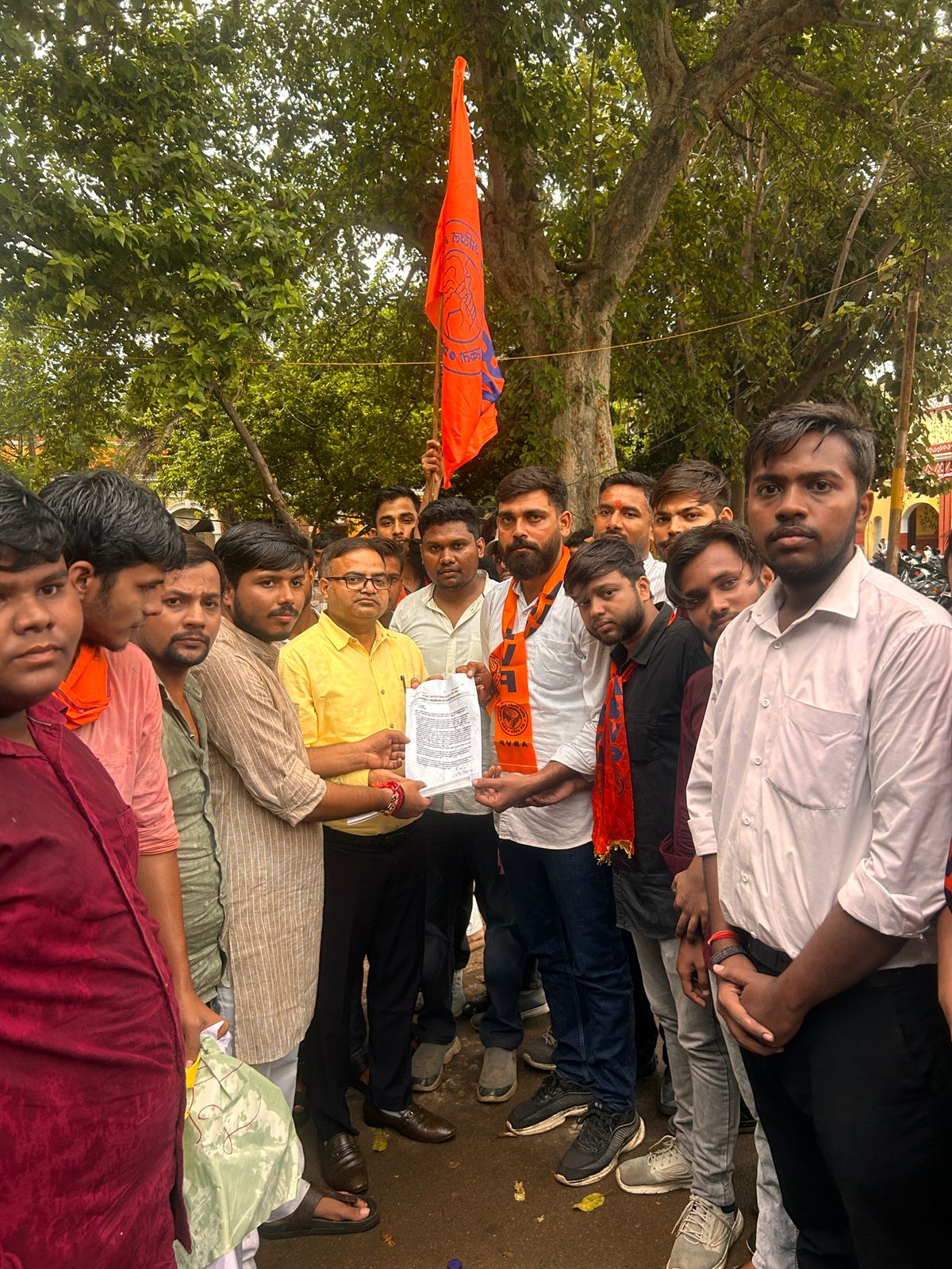 छात्रों पर हुए लाठीचार्ज के खिलाफ प्रयागराज में प्रदर्शन करते हुए अभाविप के कार्यकर्ताओं का छाया चित्र