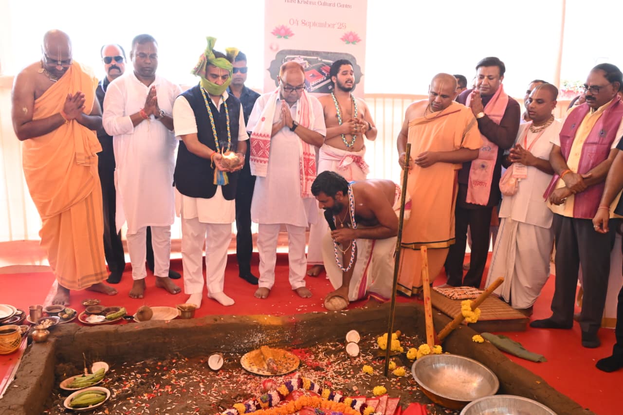 असम: शोणितपुर जिला के रंगापारा में केंद्रीकृत सामुदायिक रसोईघर का शिलान्यास करते मुख्यमंत्री डॉ हिम्मत बिस्व सरमा असम: शोणितपुर जिला के रंगापारा में केंद्रीकृत सामुदायिक रसोईघर का शिलान्यास करते मुख्यमंत्री डॉ हिम्मत बिस्व सरमा