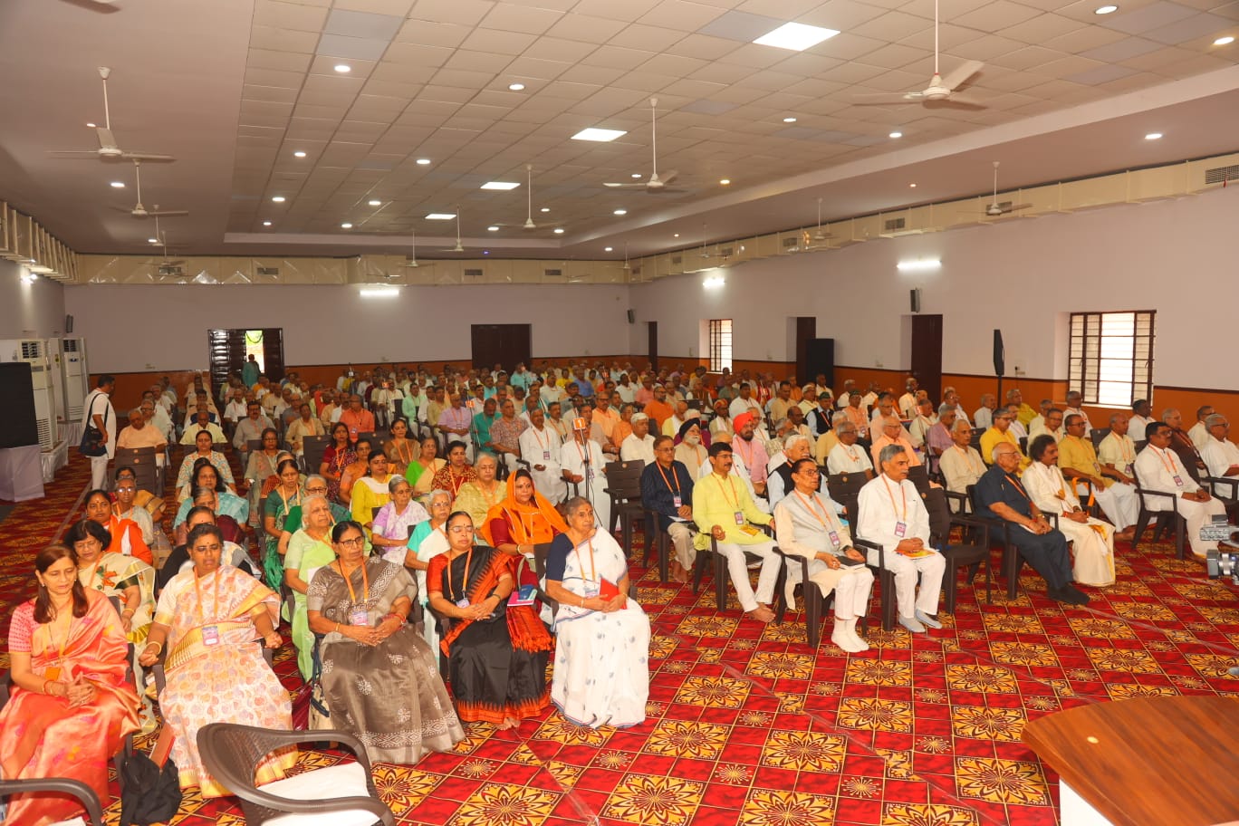 भारत माता के चित्र के समक्ष पुष्पार्चन के साथ समन्वय बैठक आरम्भ भारत माता के चित्र के समक्ष पुष्पार्चन के साथ समन्वय बैठक आरम्भ