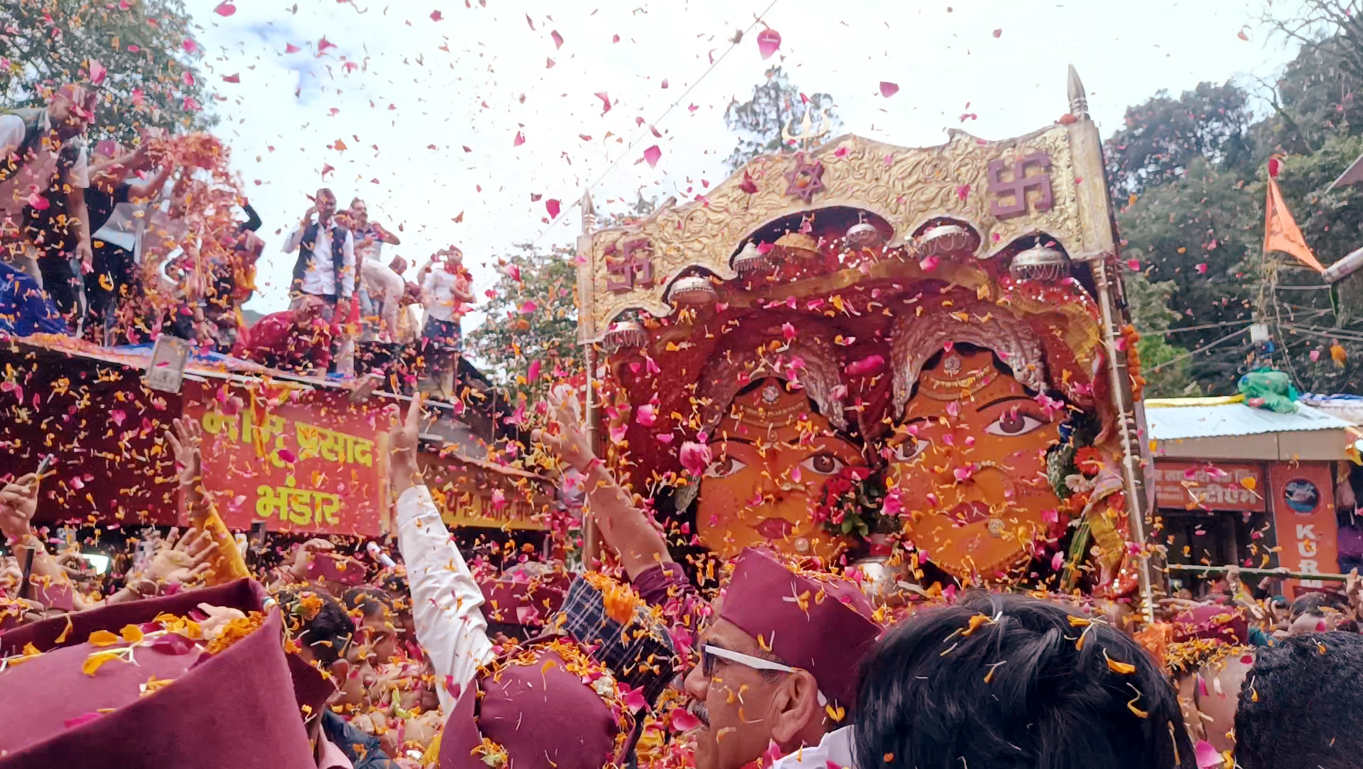 माता नंदा-सुनंदा की शोभायात्रा पर हुई पुष्प वर्षा माता नंदा-सुनंदा की शोभायात्रा पर हुई पुष्प वर्षा