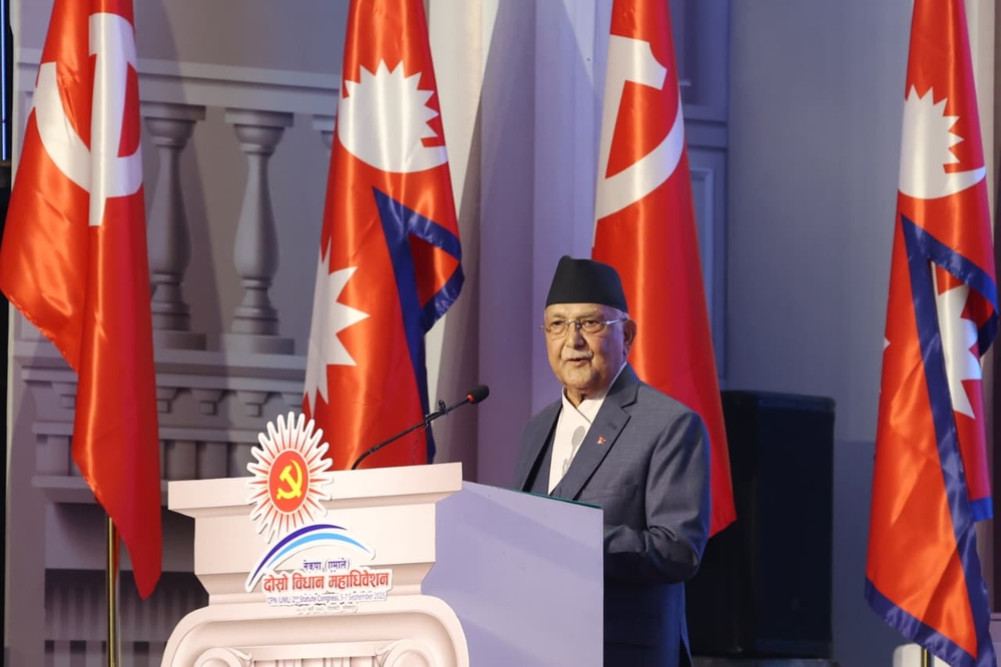 पार्टी अधिवेशन को संबोधित करते प्रधानमंत्री ओली पार्टी अधिवेशन को संबोधित करते प्रधानमंत्री ओली