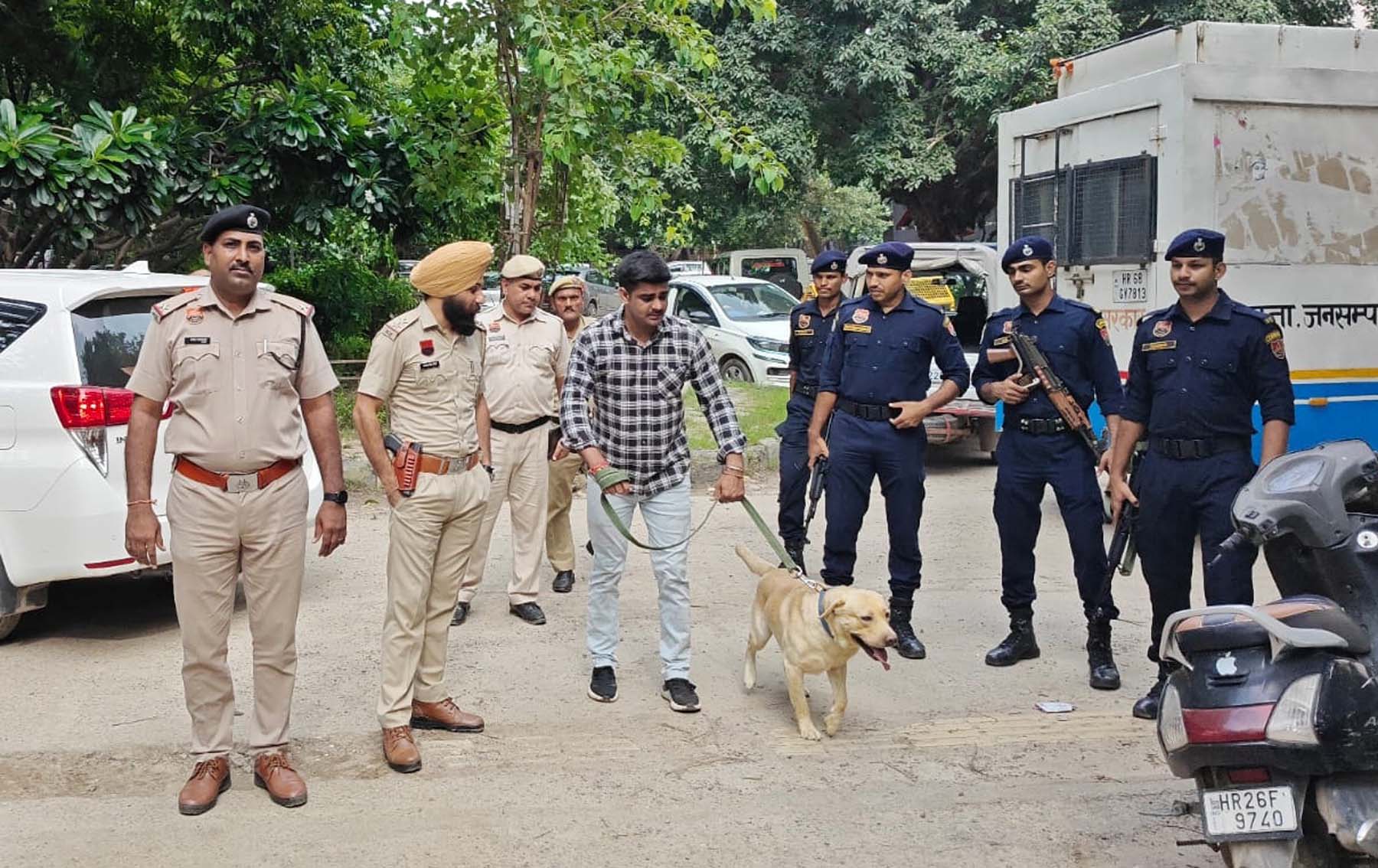 गुरुग्राम के लघु सचिवालय में मॉक ड्रिल करते डॉग स्क्वायड टीम व पुलिस के जवान। गुरुग्राम के लघु सचिवालय में मॉक ड्रिल करते डॉग स्क्वायड टीम व पुलिस के जवान।