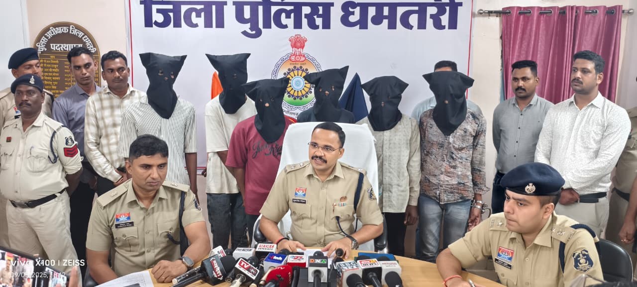 बुजुर्ग की हत्या करने वाले गिरफ्तार नकाबपोश सभी छह आरोपित व पुलिस अधिकारी।
