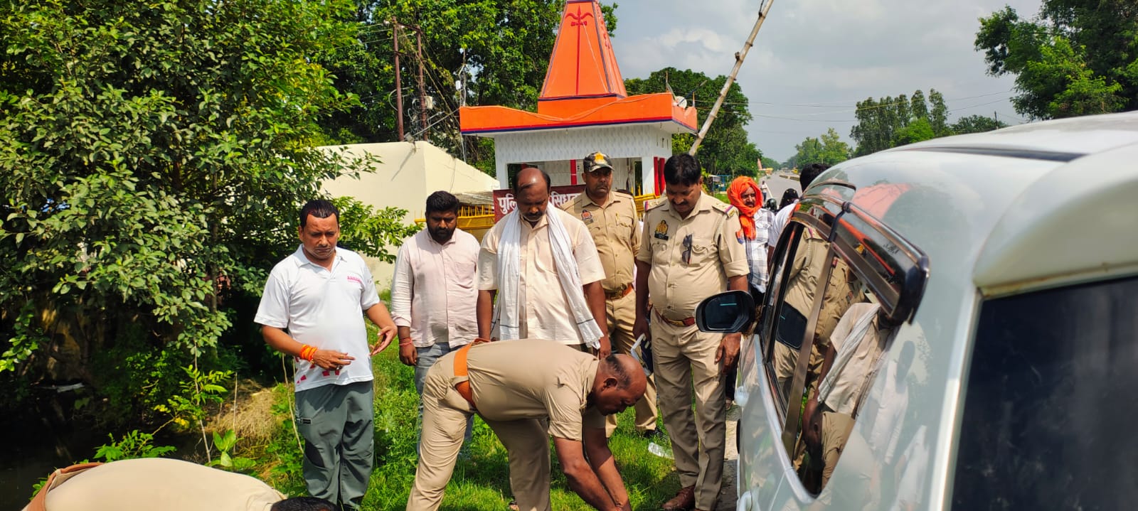 मौके पर पहुंची पुलिस शव को पोस्टमार्टम कार्यवाही करने के लिय भेजते हुए मौके पर पहुंची पुलिस शव को पोस्टमार्टम कार्यवाही करने के लिय भेजते हुए