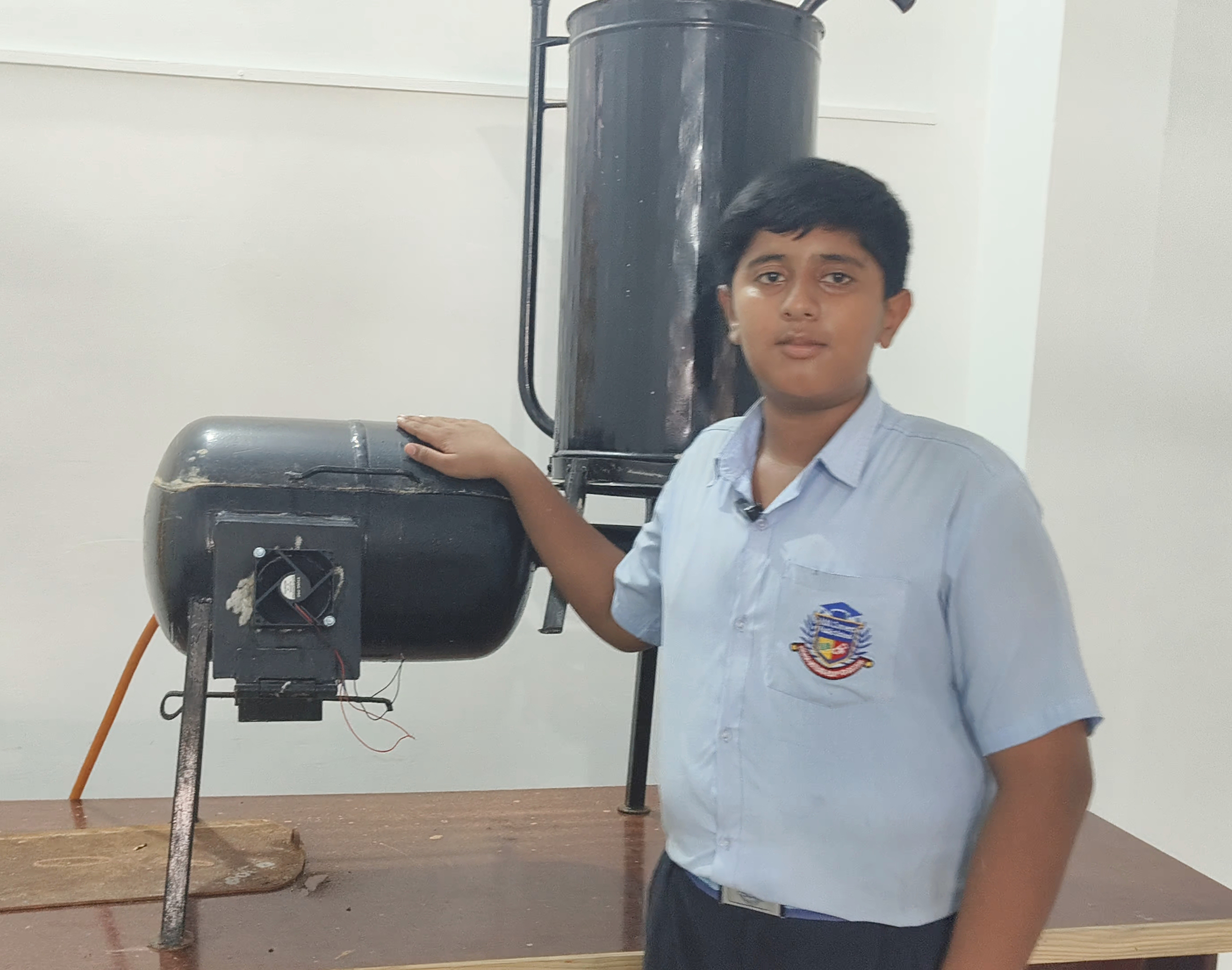 मॉडल दिखाता छात्र हार्दित शर्मा। मॉडल दिखाता छात्र हार्दित शर्मा।