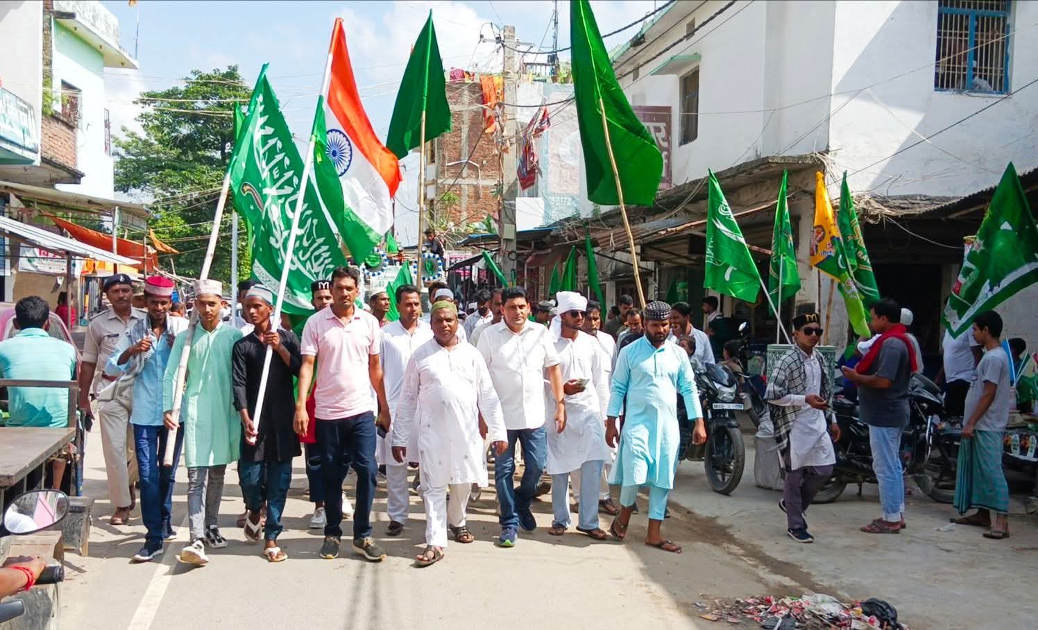 जुलुस निकालते श्रद्धालु