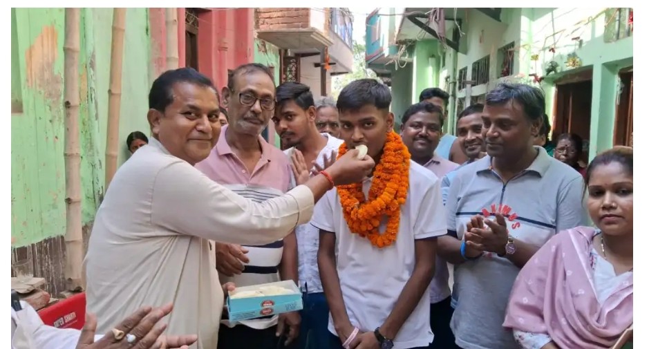 छात्र को पुरस्कृत करते सभा सदस्य