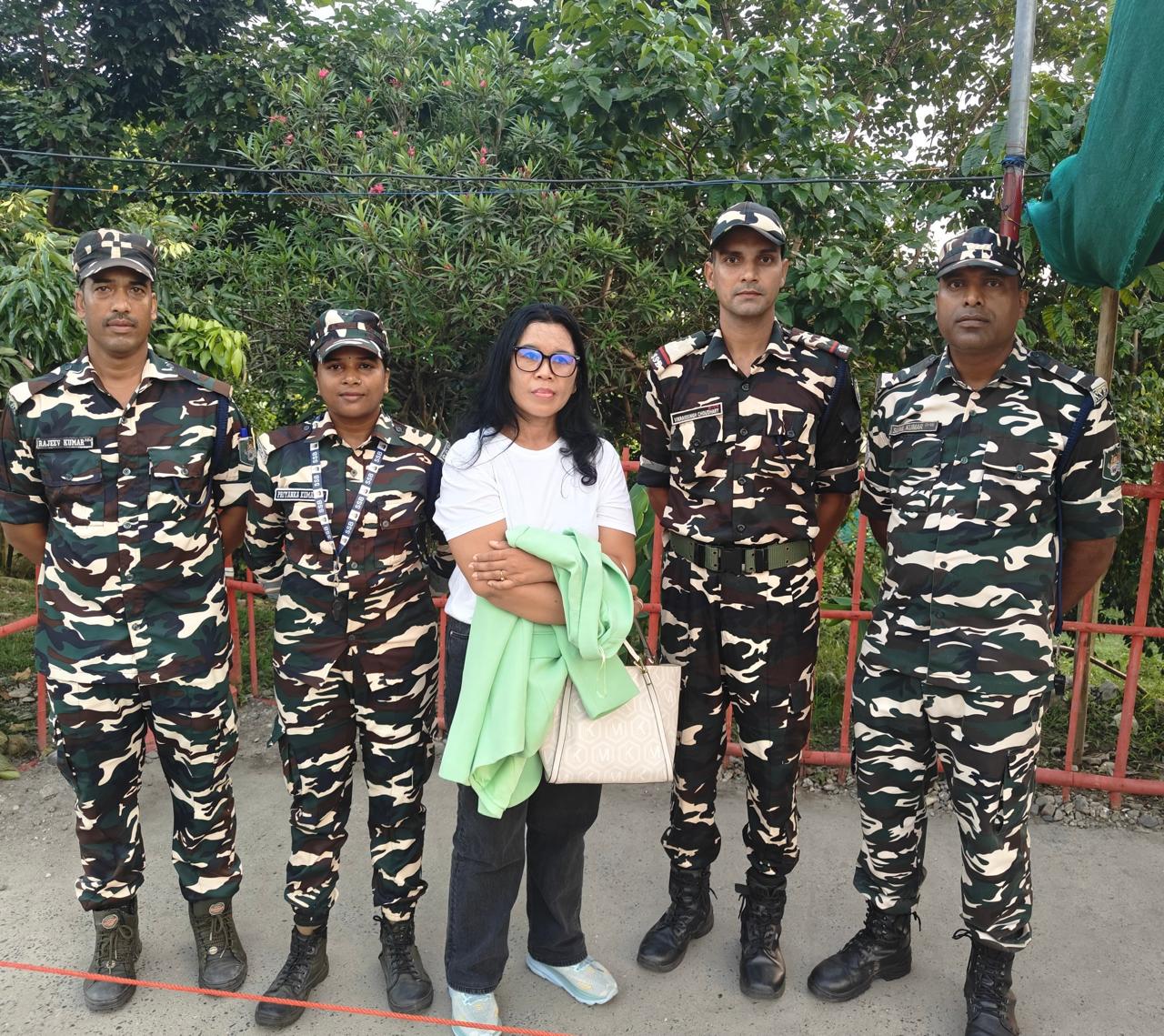 भारत-नेपाल सीमा पर पकड़ी गई इंडोनेशियाई महिला के साथ एसएसबी जवान भारत-नेपाल सीमा पर पकड़ी गई इंडोनेशियाई महिला के साथ एसएसबी जवान
