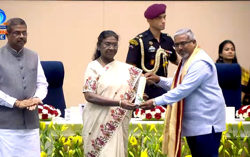 भोपाल आईटीआई के प्रशिक्षण अधिकारी राजेन्द्र मालवीय राष्ट्रीय शिक्षक पुरस्कार 2025 से हुए सम्मानित भोपाल आईटीआई के प्रशिक्षण अधिकारी राजेन्द्र मालवीय राष्ट्रीय शिक्षक पुरस्कार 2025 से हुए सम्मानित