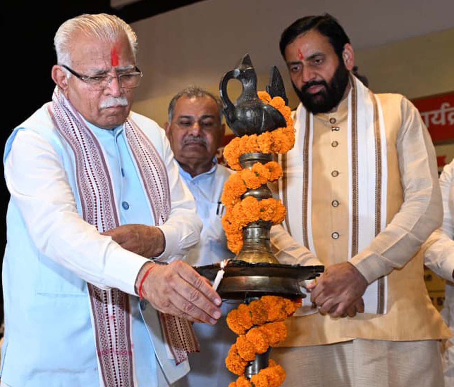 गुरुग्राम विवि में मेट्रो विस्तार के भूमि पूजन के बाद आयोजित कार्यक्रम में दीप प्रज्जवलित करते केंद्रीय मंत्री मनोहर लाल, साथ में सीएम नायब सिंह सैनी। गुरुग्राम विवि में मेट्रो विस्तार के भूमि पूजन के बाद आयोजित कार्यक्रम में दीप प्रज्जवलित करते केंद्रीय मंत्री मनोहर लाल, साथ में सीएम नायब सिंह सैनी।