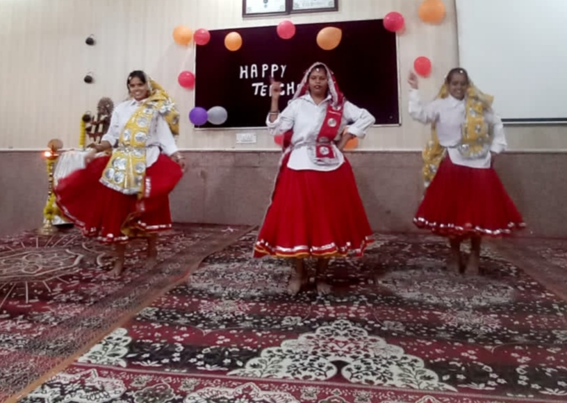 वैश्य आर्य शिक्षण महिला महाविद्यालय बहादुरगढ़ में हरियाणवी सांस्कृतिक कार्यक्रम प्रस्तुत करती भावी अध्यापिकाएं। वैश्य आर्य शिक्षण महिला महाविद्यालय बहादुरगढ़ में हरियाणवी सांस्कृतिक कार्यक्रम प्रस्तुत करती भावी अध्यापिकाएं।