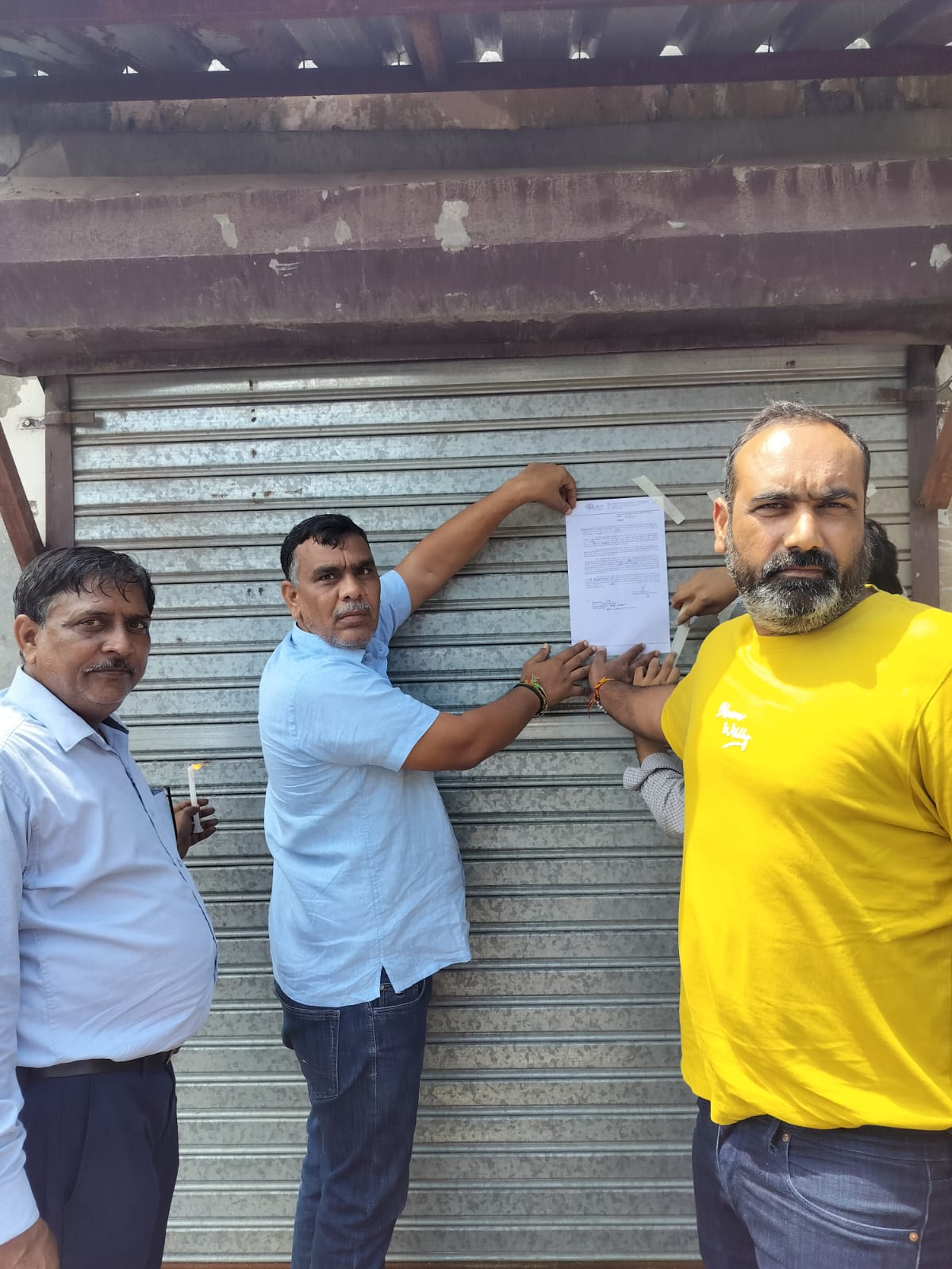 सीलिंग की कार्रवाई करते निगम कर्मचारी सीलिंग की कार्रवाई करते निगम कर्मचारी