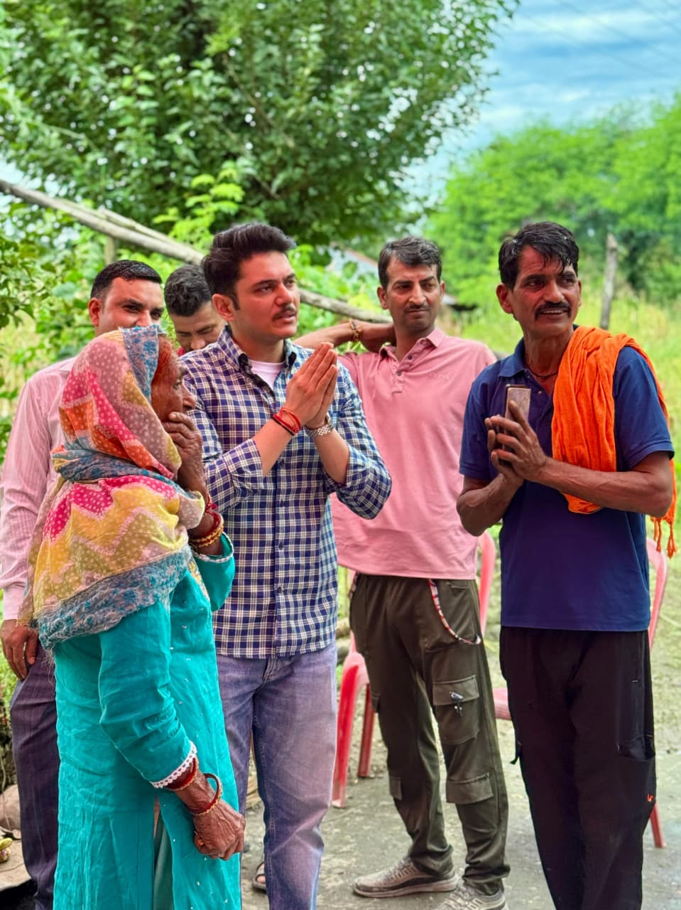 सुजानपुर के लोग हमारे अपने परिवार के लोग हैं सुजानपुर के लोग हमारे अपने परिवार के लोग हैं