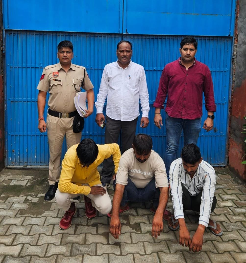 पुलिस हिरासत में खेतों से मोटर चोरी करने के आरोपी पुलिस हिरासत में खेतों से मोटर चोरी करने के आरोपी